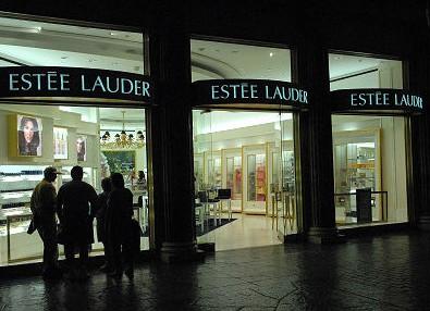 雅詩蘭黛采用新式<a href='http://www.jsgfmy.com/webpage/tagsList.aspx?TagId=221'>互動(dòng)數(shù)字標(biāo)牌</a>促銷,數(shù)字標(biāo)牌,<a href='http://www.jsgfmy.com/webpage/tagsList.aspx?TagId=78'>多媒體信息發(fā)布</a>