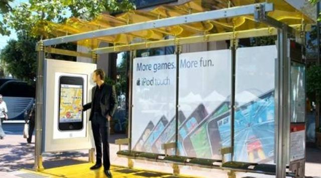 戶外清晰頻道電視節(jié)目在公共汽車候車亭電子屏上播放,信息顯示系統(tǒng),多媒體信息發(fā)布系統(tǒng),數(shù)字標牌,digital signage