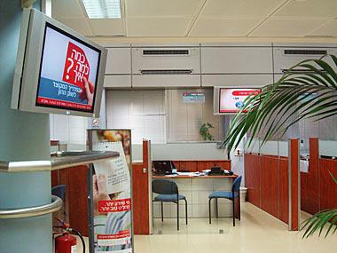 銀行數(shù)字標(biāo)牌系統(tǒng)給<a href='http://www.jsgfmy.com/webpage/tagsList.aspx?TagId=1722'>金融業(yè)務(wù)</a>帶來(lái)便利,信息顯示系統(tǒng),多媒體信息發(fā)布系統(tǒng),數(shù)字標(biāo)牌,數(shù)字告示,digital signage