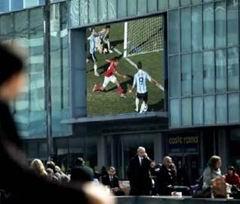 法國 巴黎拉德芳斯商業(yè)區(qū)大屏幕播放世界杯瞄準廣告客戶,信息顯示系統(tǒng),多媒體信息發(fā)布系統(tǒng),數(shù)字標牌,數(shù)字告示,digital signage