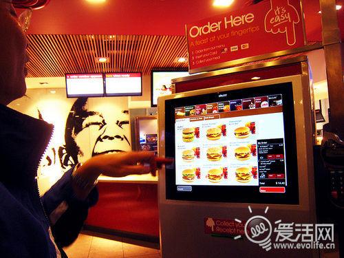 麥當(dāng)勞歐洲推出全自動<a href='http://www.jsgfmy.com/webpage/tagsList.aspx?TagId=98'>觸摸屏</a>點餐系統(tǒng),信息顯示系統(tǒng),多媒體信息發(fā)布系統(tǒng),數(shù)字告示,數(shù)字標(biāo)牌,digital signage