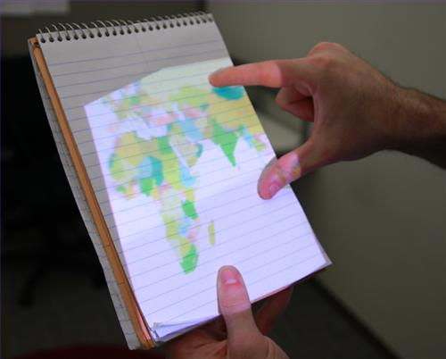 OmniTouch任何表面變成一個(gè)多點(diǎn)<a href='http://www.jsgfmy.com/webpage/tagsList.aspx?TagId=538'>觸控屏</a>,信息顯示系統(tǒng),多媒體信息發(fā)布系統(tǒng),數(shù)字告示,數(shù)字標(biāo)牌,digital signage