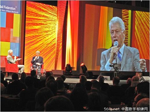 NRF年度會議克林頓發(fā)表零售消費演講,多媒體信息發(fā)布系統(tǒng),數(shù)字告示,數(shù)字標(biāo)牌,信息顯示系統(tǒng),digital signage NRF年度會議克林頓發(fā)表零售消費演講,多媒體信息發(fā)布系統(tǒng),數(shù)字告示,數(shù)字標(biāo)牌,信息顯示系統(tǒng),digital signage