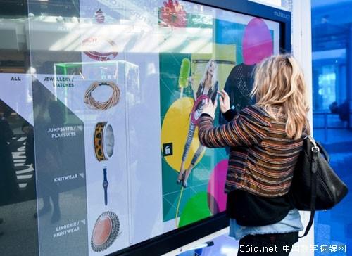 觀察:當(dāng)時尚走向數(shù)字化,多媒體信息發(fā)布系統(tǒng),數(shù)字告示,數(shù)字標(biāo)牌,信息顯示系統(tǒng),digital signage 觀察:當(dāng)時尚走向數(shù)字化,多媒體信息發(fā)布系統(tǒng),數(shù)字告示,數(shù)字標(biāo)牌,信息顯示系統(tǒng),digital signage