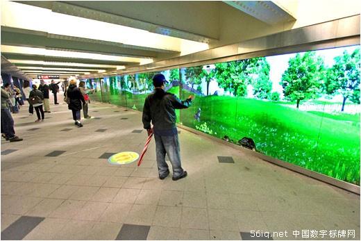 64寸互動數(shù)字標(biāo)牌墻煥發(fā)紐約哥倫比亞圓環(huán)地鐵生機,多媒體信息發(fā)布系統(tǒng),數(shù)字告示,數(shù)字標(biāo)牌,信息顯示系統(tǒng),digital signage