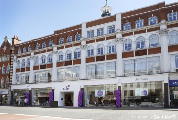 家具<a href='http://www.jsgfmy.com/webpage/tagsList.aspx?TagId=2363'>旗艦店</a>櫥窗安裝應用數字播放器提升舒適度,多媒體信息發(fā)布系統(tǒng),聯(lián)網數字告示系統(tǒng),數字告示,數字標牌,信息顯示系統(tǒng),digital signage