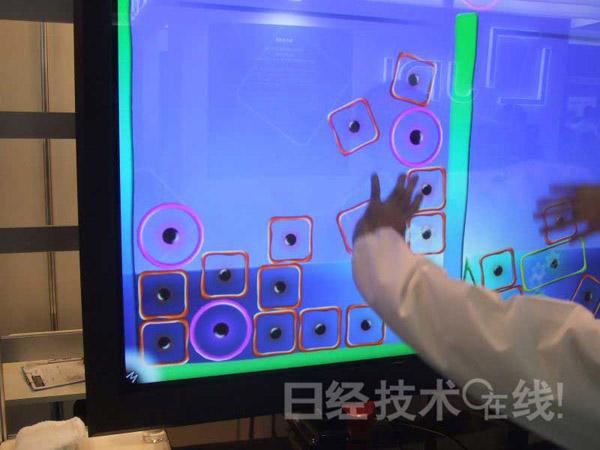 實(shí)際演示俄羅斯方塊等消除類益智游戲。該顯示器支持10點(diǎn)觸控，可同時(shí)檢測(cè)10個(gè)手指的動(dòng)作。
