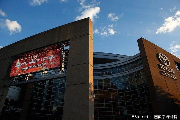 巴蒂爾重回豐田中心 大屏幕播放當(dāng)年“總統(tǒng)”精彩時刻,信息顯示系統(tǒng),多媒體信息發(fā)布系統(tǒng),數(shù)字標牌,digital signage