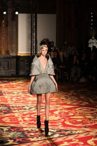 巴黎時(shí)裝周展示3D打印服裝,信息顯示系統(tǒng),多媒體信息發(fā)布系統(tǒng),數(shù)字告示,數(shù)字標(biāo)牌,digital signage