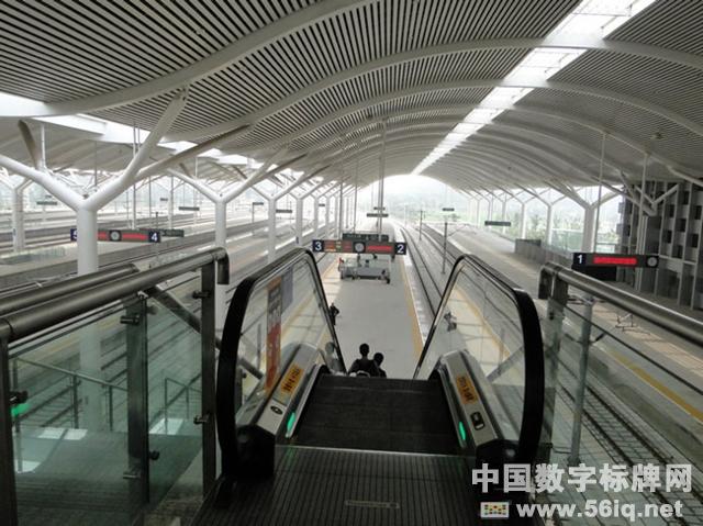 高鐵:體驗(yàn)新式數(shù)字化車(chē)站,信息顯示系統(tǒng),多媒體信息發(fā)布系統(tǒng),數(shù)字標(biāo)牌,數(shù)字告示,digital signage 高鐵:體驗(yàn)新式數(shù)字化車(chē)站,信息顯示系統(tǒng),多媒體信息發(fā)布系統(tǒng),數(shù)字標(biāo)牌,數(shù)字告示,digital signage