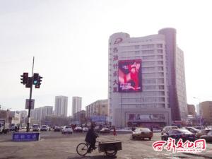 電子<a href='http://www.jsgfmy.com/webpage/tagsList.aspx?TagId=2787'>大屏廣告</a>太扎眼司機(jī)走神兒易撞車,信息顯示系統(tǒng),多媒體信息發(fā)布系統(tǒng),數(shù)字標(biāo)牌,數(shù)字告示，digital signage