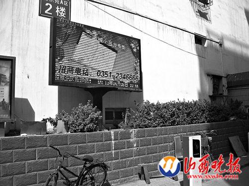 <a href='http://www.jsgfmy.com/webpage/tagsList.aspx?TagId=536'>電子廣告屏</a>立在大門口小區(qū)廣告費(fèi)該進(jìn)誰腰包,信息顯示系統(tǒng),多媒體信息發(fā)布系統(tǒng),數(shù)字標(biāo)牌,數(shù)字告示，digital signage