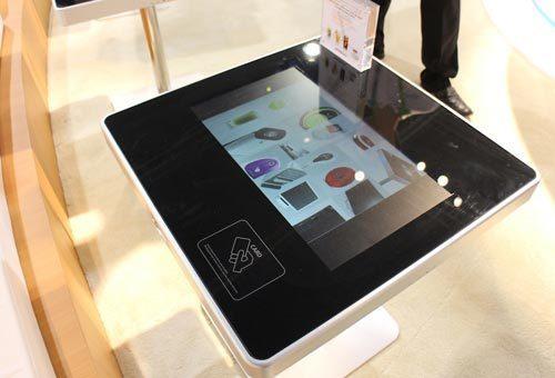 韓最新設(shè)計<a href='http://www.jsgfmy.com/webpage/tagsList.aspx?TagId=98'>觸摸屏</a><a href='http://www.jsgfmy.com/webpage/tagsList.aspx?TagId=2877'>咖啡桌</a> 實現(xiàn)無縫式<a href='http://www.jsgfmy.com/webpage/tagsList.aspx?TagId=294'>網(wǎng)絡(luò)服務(wù)</a>,信息顯示系統(tǒng),多媒體信息發(fā)布系統(tǒng),數(shù)字標(biāo)牌,數(shù)字告示，digital signage