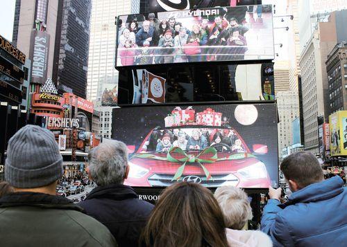 現(xiàn)代汽車的時(shí)代廣場(chǎng)廣告屏吸引紐約客排隊(duì)觀看,多媒體信息發(fā)布系統(tǒng),數(shù)字標(biāo)牌,數(shù)字告示，digital signage