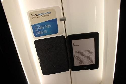 Amazon 推“Kindle Kiosk”自動(dòng)售貨機(jī),嘗試在線下直銷其硬件設(shè)備,多媒體信息發(fā)布系統(tǒng),數(shù)字標(biāo)牌,數(shù)字告示,digital signage Amazon 推“Kindle Kiosk”自動(dòng)售貨機(jī),嘗試在線下直銷其硬件設(shè)備,多媒體信息發(fā)布系統(tǒng),數(shù)字標(biāo)牌,數(shù)字告示,digital signage