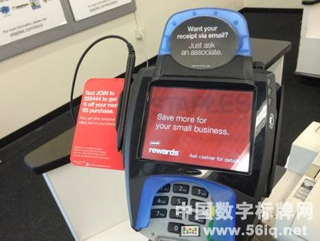 Staples文具店引進(jìn)數(shù)字標(biāo)牌EPOD銷售系統(tǒng),信息顯示系統(tǒng),多媒體信息發(fā)布系統(tǒng),數(shù)字標(biāo)牌,數(shù)字告示,digital signage Staples文具店引進(jìn)數(shù)字標(biāo)牌EPOD銷售系統(tǒng),信息顯示系統(tǒng),多媒體信息發(fā)布系統(tǒng),數(shù)字標(biāo)牌,數(shù)字告示,digital signage