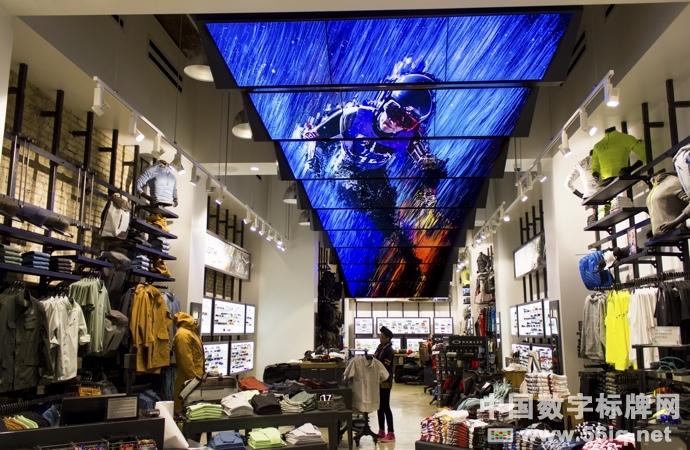 運(yùn)動(dòng)品牌Oakley紐約新旗艦店應(yīng)用數(shù)字標(biāo)牌,多媒體信息發(fā)布系統(tǒng),數(shù)字標(biāo)牌,數(shù)字告示，digital signage