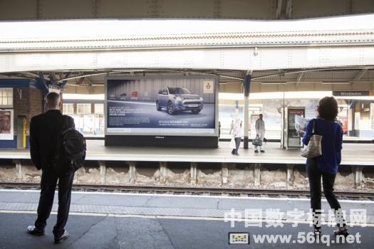 三菱在倫敦借助戶外數(shù)字廣告牌推出混合動(dòng)力新車,多媒體信息發(fā)布系統(tǒng),數(shù)字標(biāo)牌,數(shù)字告示,digital signage 三菱在倫敦借助戶外<a href='http://www.jsgfmy.com/webpage/tagsList.aspx?TagId=212'>數(shù)字廣告牌</a>推出混合動(dòng)力新車,多媒體信息發(fā)布系統(tǒng),數(shù)字標(biāo)牌,數(shù)字告示,digital signage