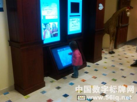 虛擬水族館引入交互式一體機(jī)為患病兒童帶來歡樂,多媒體信息發(fā)布系統(tǒng),數(shù)字標(biāo)牌,數(shù)字告示，digital signage