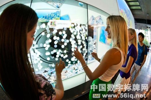 昆士蘭大學(xué)的數(shù)字化“立方體”激發(fā)學(xué)生好奇心,多媒體信息發(fā)布系統(tǒng),數(shù)字標(biāo)牌,數(shù)字告示，digital signage