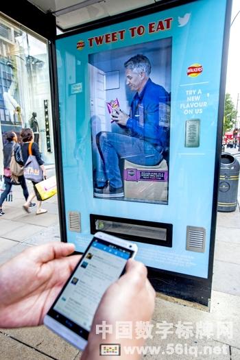 倫敦公交候車亭變身微博激活的自動售貨機,多媒體信息發(fā)布系統(tǒng),數(shù)字標牌,數(shù)字告示,digital signage 倫敦公交候車亭變身微博激活的自動售貨機,多媒體信息發(fā)布系統(tǒng),數(shù)字標牌,數(shù)字告示,digital signage