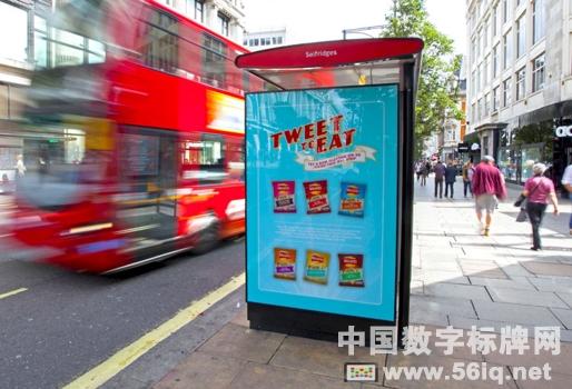 倫敦公交候車亭變身微博激活的自動售貨機,多媒體信息發(fā)布系統(tǒng),數(shù)字標牌,數(shù)字告示,digital signage 倫敦公交候車亭變身微博激活的自動售貨機,多媒體信息發(fā)布系統(tǒng),數(shù)字標牌,數(shù)字告示,digital signage