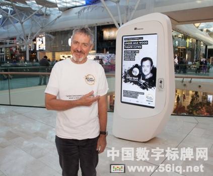 戶外數(shù)字廣告牌慶祝迪倫?托馬斯誕辰一百周年,多媒體信息發(fā)布系統(tǒng),數(shù)字標(biāo)牌,數(shù)字告示，digital signage