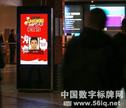 英國(guó)喜劇救濟(jì)基金會(huì)發(fā)起”做鬼臉賺錢”互動(dòng)游戲,多媒體信息發(fā)布系統(tǒng),數(shù)字標(biāo)牌,數(shù)字告示，digital signage