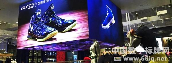 Under Armour在芝加哥新品牌空間使用數(shù)字標(biāo)牌,多媒體信息發(fā)布系統(tǒng),數(shù)字標(biāo)牌,數(shù)字告示，digital signage