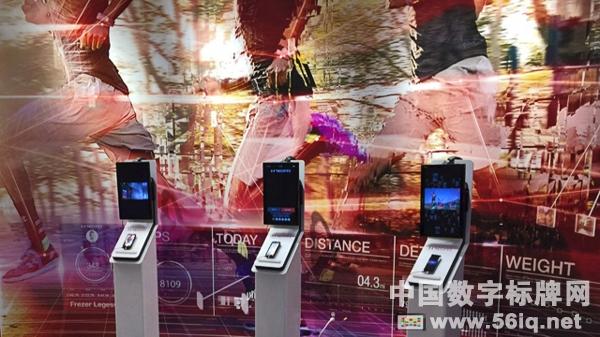 Under Armour在芝加哥新品牌空間使用數(shù)字標(biāo)牌,多媒體信息發(fā)布系統(tǒng),數(shù)字標(biāo)牌,數(shù)字告示，digital signage