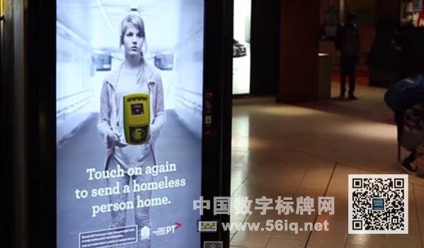 乘客通過<a href='http://www.jsgfmy.com/webpage/tagsList.aspx?TagId=146'>戶外數(shù)字標牌</a>向無家可歸者捐款,多媒體信息發(fā)布系統(tǒng),數(shù)字標牌,數(shù)字告示，digital signage