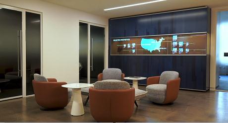 有趣|地產(chǎn)公司接待區(qū)配備OLED屏,多媒體信息發(fā)布系統(tǒng),數(shù)字標(biāo)牌,數(shù)字告示，digital signage